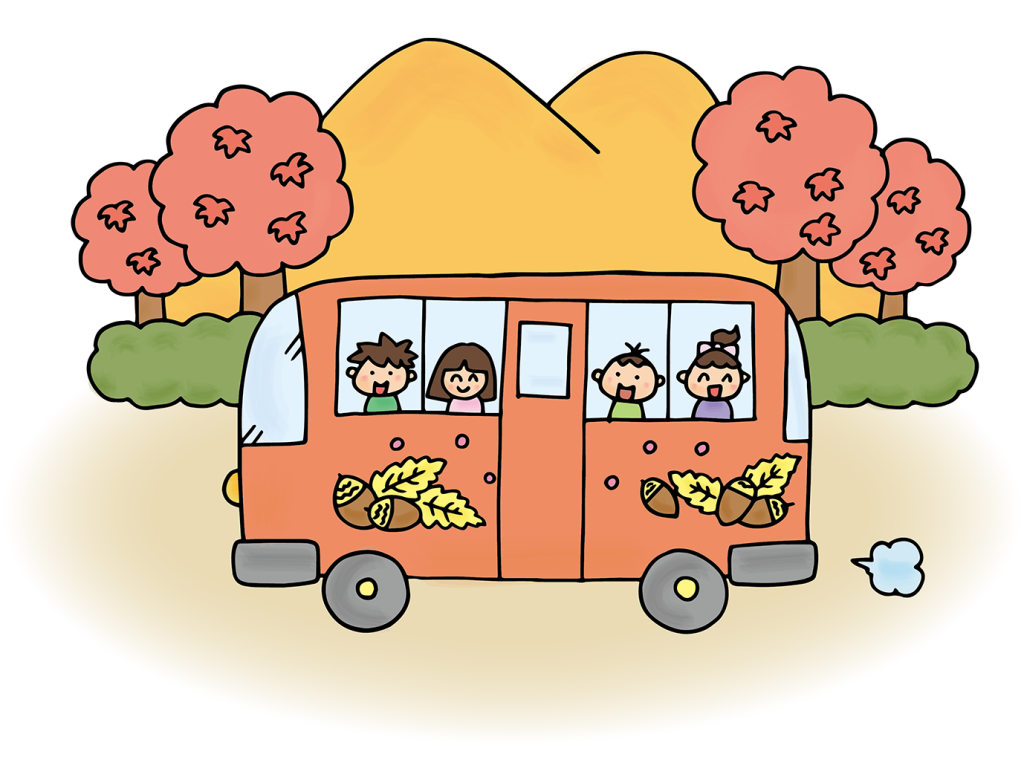 「バスで移動する子供たち・秋遠足」のフリーイラスト