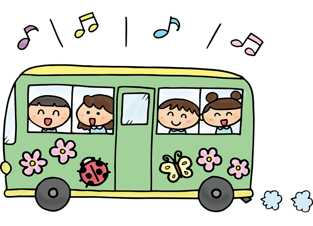 「バスの乗って遠足に向かう子供たち（春の遠足）」のフリーイラスト