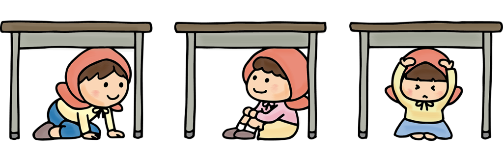 「机の下に隠れる子供たち・避難訓練」のフリーイラスト