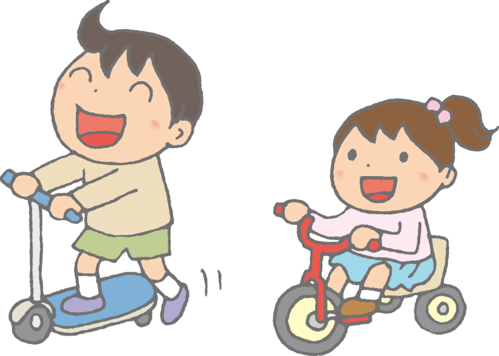「キックボードと三輪車で遊ぶ子どもたち」のかわいい手書きフリーイラスト
