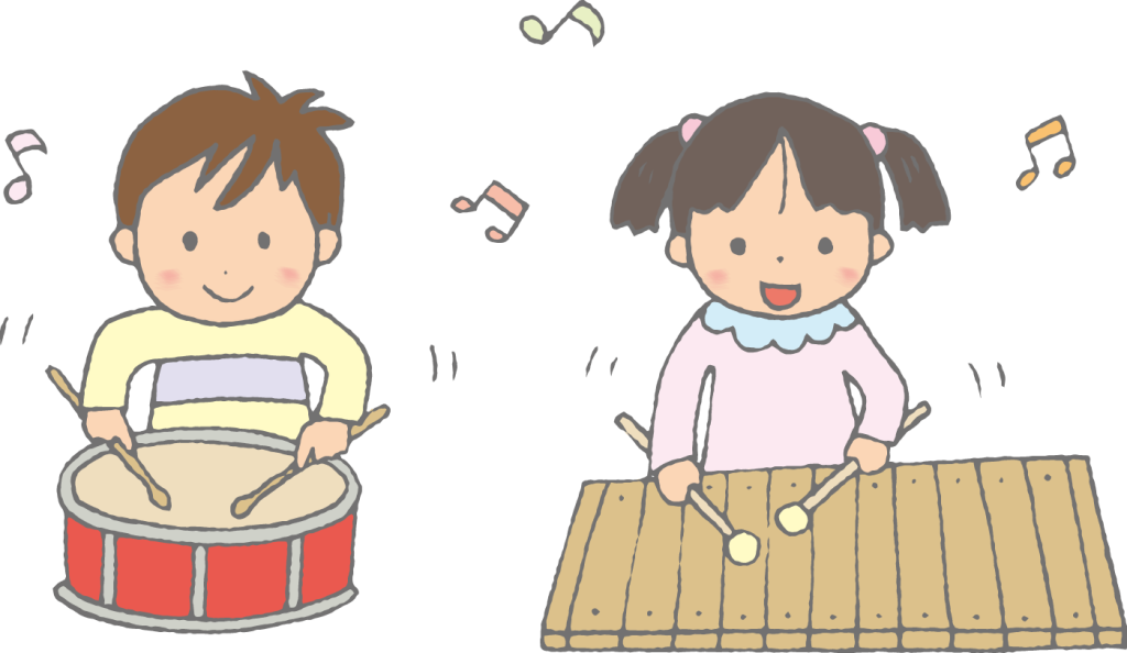「木琴と小太鼓を合奏する子どもたち」のかわいい手書きフリーイラスト